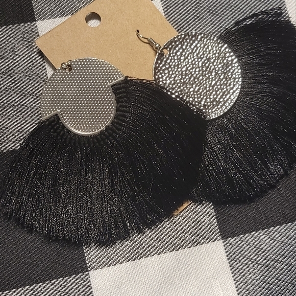 NWOT black and silver stylish hook earrings - Picture 2 of 3